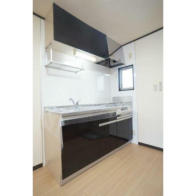 キッチンは上下部に収納がございます