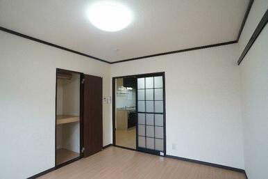 収納はハンガーパイプ付きでございます