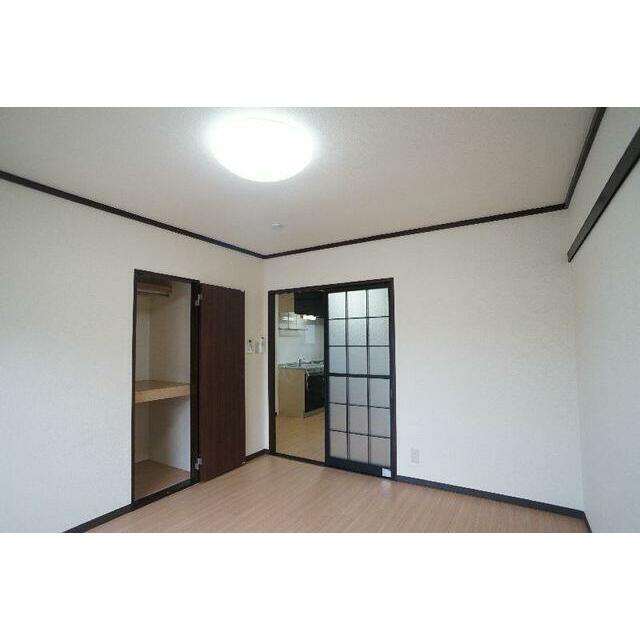 収納はハンガーパイプ付きでございます