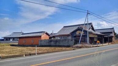 奥のオレンジの外壁の建物も解体いたします。