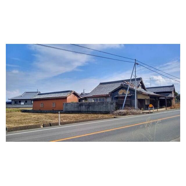 奥のオレンジの外壁の建物も解体いたします。