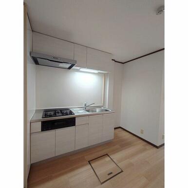 新しいキッチンを導入しました。3口コンロです。