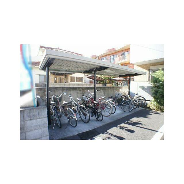 敷地内に屋根付サイクルポートがございます。