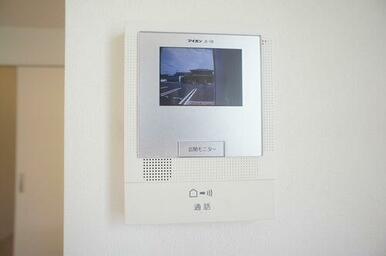 【モニター付インターホン】お部屋にいながら来訪者の顔を見て話ができるモニター付インターホンで防犯面…