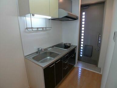 【キッチン】収納が充実しておりますので、キッチンまわりをいつでも綺麗に保てます♪