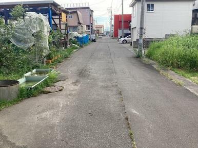 南東向き道路（東より撮影）