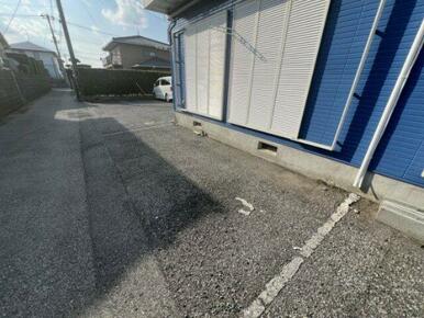 居室前　駐車場無料です