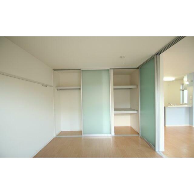 天井まで高さのある収納です。パイプハンガーが設置されている為、スーツやコート等の洋服が収納しやすく…