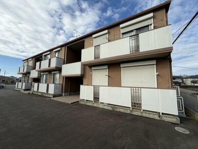 建物前がゆったりとした敷地配置のため、陽当たりが良い建物です