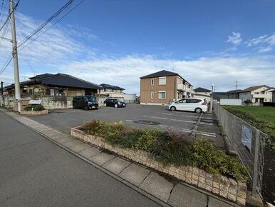 敷地内駐車場は並列駐車となっております。