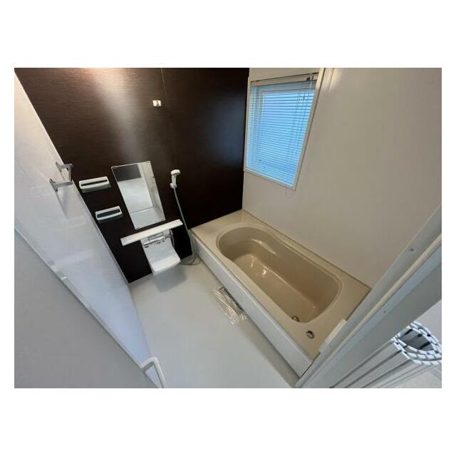 1日の疲れを癒してくれる浴室は、窓のある開放的な空間＾＾