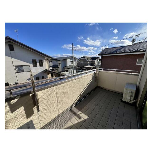 バルコニーは洗濯物や布団が干せる十分な広さです＾＾
