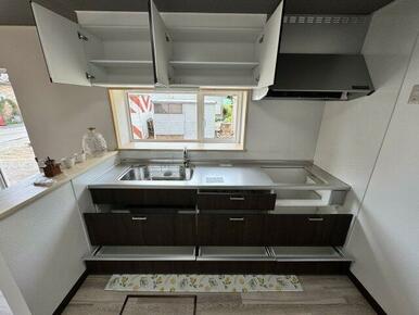 吊戸棚やレンジフードも新品交換済み