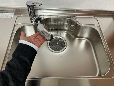 「キッチン」シャワーホース付き水栓なのでお掃除の時にも便利です。