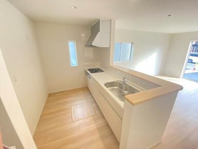 料理がしやすい広々キッチン！ 作業スペースにコンセントもあってとっても便利です♪ 毎日の料理も楽しくできそうですね。 大型スライド収納、床下収納付きで収納力豊富です。