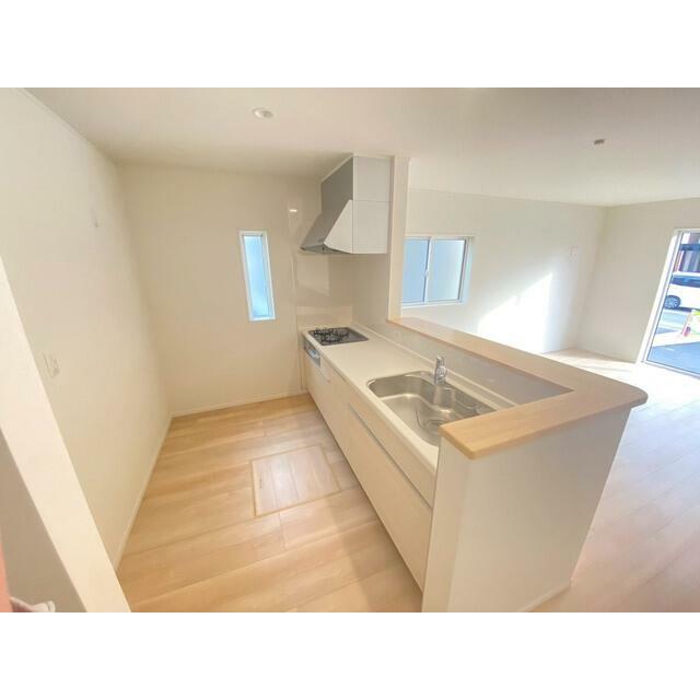 料理がしやすい広々キッチン！ 作業スペースにコンセントもあってとっても便利です♪ 毎日の料理も楽しくできそうですね。 大型スライド収納、床下収納付きで収納力豊富です。