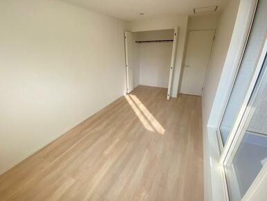 2階洋室には大容量のクローゼットが各部屋にあります。 洋服選びが楽しくなりますね♪