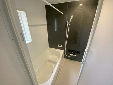 一坪タイプのユニットバスは、足をしっかりと延ばして一日の疲れを癒せますね！ 浴室暖房乾燥機も完備!カビの心配が無いのはもちろん、 雨の日のお洗濯物はお風呂で乾かせます。