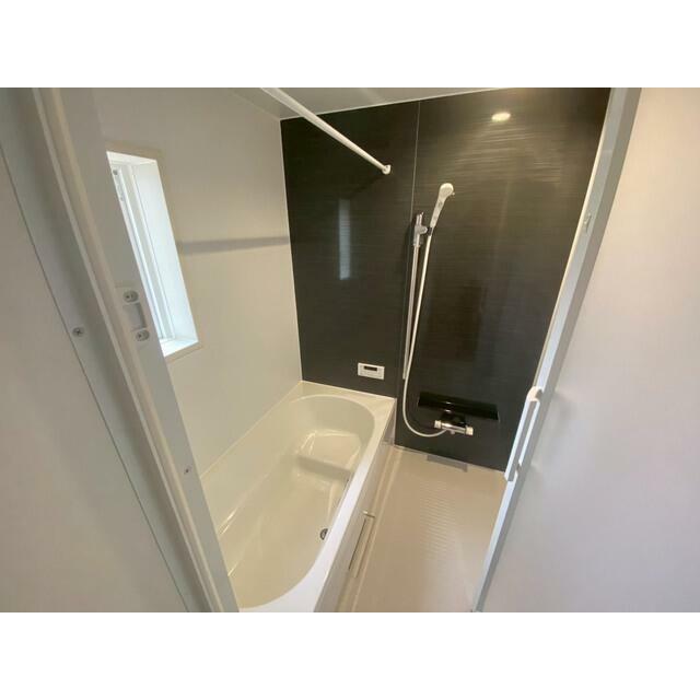 一坪タイプのユニットバスは、足をしっかりと延ばして一日の疲れを癒せますね！ 浴室暖房乾燥機も完備!カビの心配が無いのはもちろん、 雨の日のお洗濯物はお風呂で乾かせます。