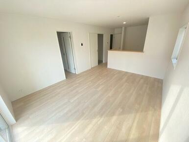 15帖の明るいリビングです。 カウンターキッチンなので家事をしながらご家族の様子が見渡せます☆