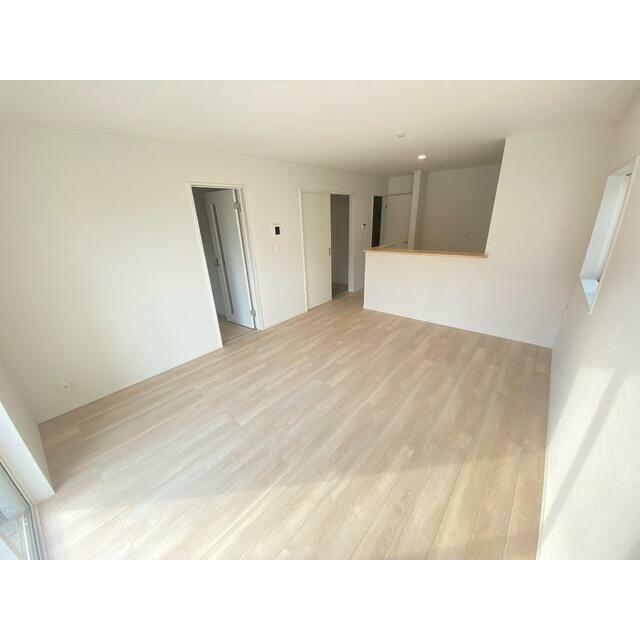 15帖の明るいリビングです。 カウンターキッチンなので家事をしながらご家族の様子が見渡せます☆