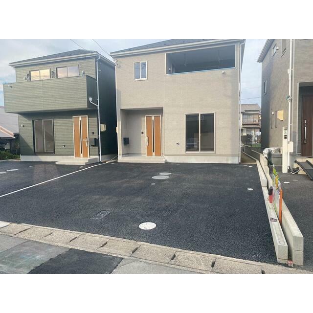 駐車場は並列で2台駐車可能(車種による) 来客時にも対応可能☆