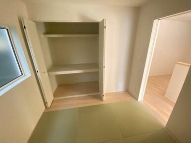 リビング横の和室には便利な収納もあります。