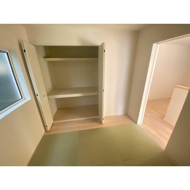 リビング横の和室には便利な収納もあります。