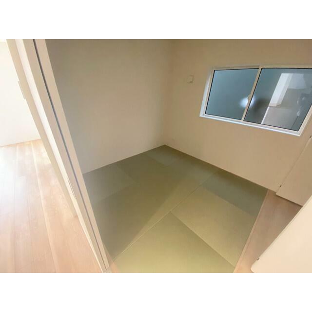 リビングの横には和室があります。 和室はお子様のお昼寝や遊ぶスペースにもちょうどいいです☆