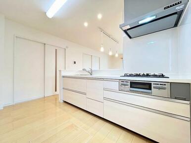 「キッチン」カウンターキッチンなのでご家族と会話をしながらお料理ができます。