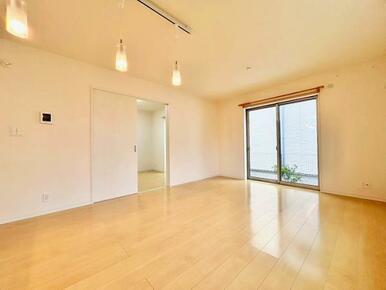 「LDK」隣接する洋室と合わせて利用する事も可能です。