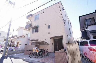 【重量鉄骨造３階建て】重厚感のある建物です。前面道路は、撮影方向への一方通行の為、車通りは少なくな…