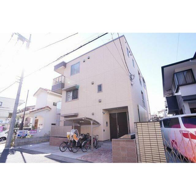【重量鉄骨造３階建て】重厚感のある建物です。前面道路は、撮影方向への一方通行の為、車通りは少なくな…