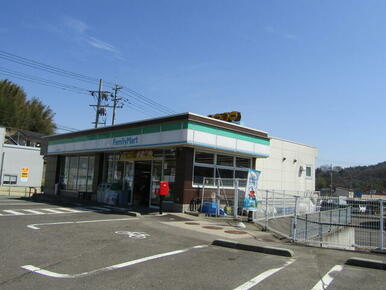 ファミリーマート霊山掛田店