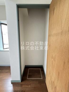 収納BOXを置いたり、工夫しながら衣類を収納できます♪