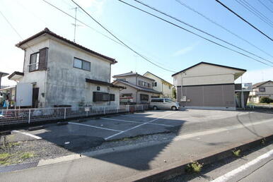 駐車場横にゴミ集積場があります。