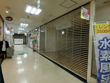 高尾名店街入口付近の好立地です。