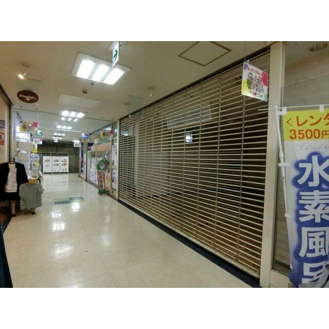 高尾名店街入口付近の好立地です。