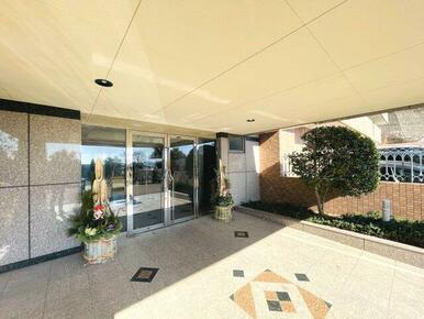 マンション入り口部分。自動ドア、オートロック付き。