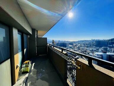 13.69㎡のバルコニーで洗濯物も気にせず干せます♪