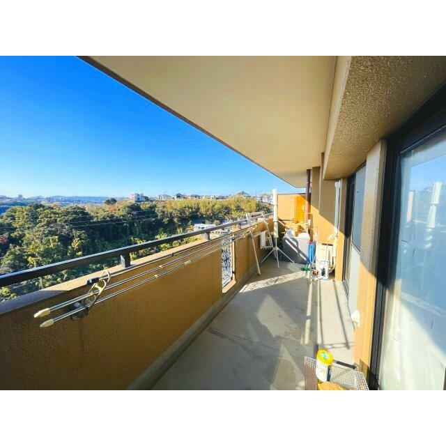 13.69㎡のバルコニーで洗濯物も気にせず干せます♪