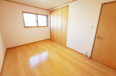 洋室1約6.75帖：壁・天井クロスを貼替え済み。