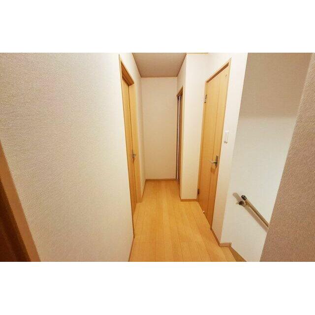2階廊下：壁・天井クロスを貼替え済み。