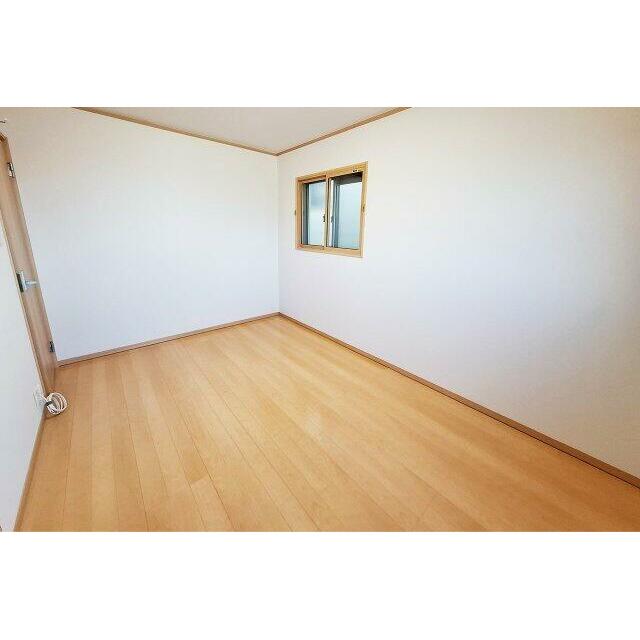 洋室1約6.75帖：二面採光で明るい室内。