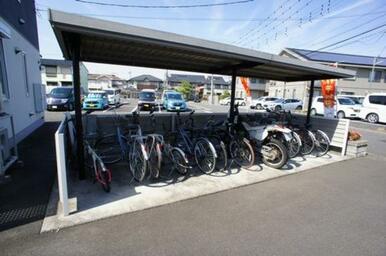 敷地内に屋根付駐輪場があります◎
