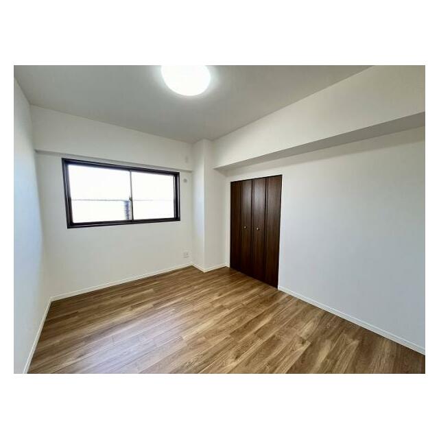 「洋室約6.1帖」窓からの採光でお部屋も明るいです。