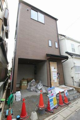 北側と南側の道路に面しています