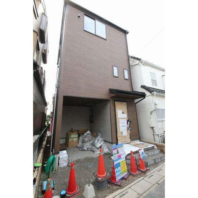 北側と南側の道路に面しています