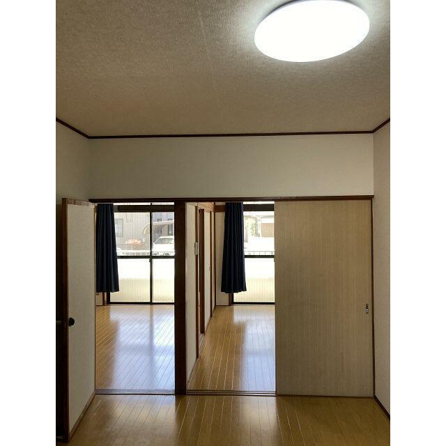 DKに続く南側洋室