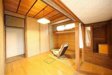 落ち着いた色調の洋室です